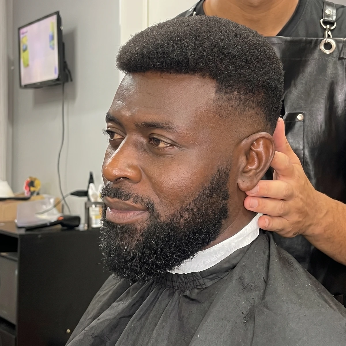 Depois da prótese capilar masculina — linha frontal restaurada